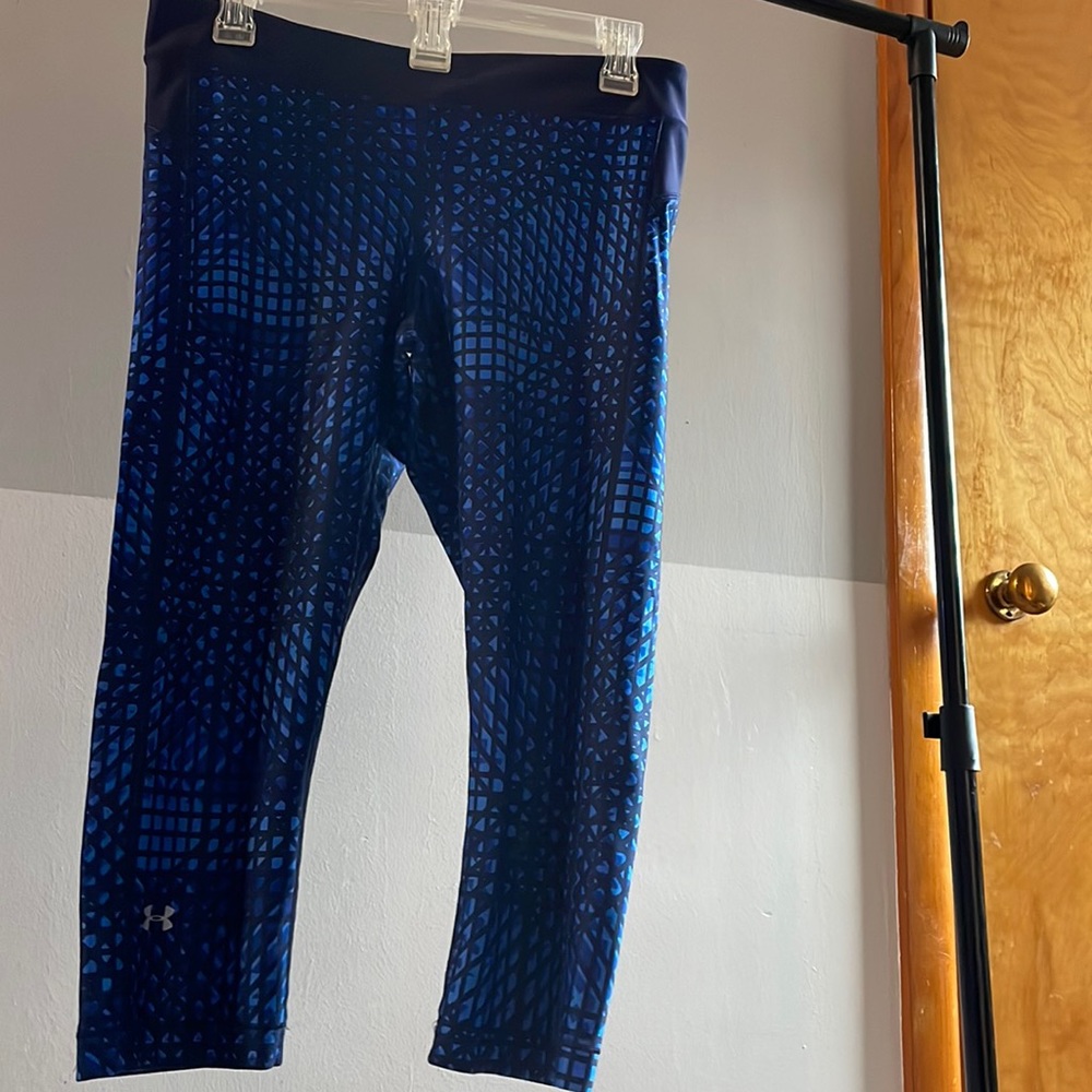 Under Armor Capri leggings. (Heat gear)